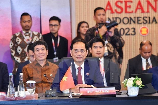 Vietnamese, Japanese FMs meet on AMM-56 sidelines